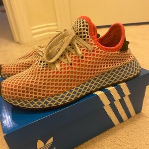 Netted running shoes